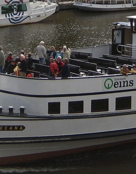 Das Fahrgastschiff Oceana in Fahrt auf der Weser.
