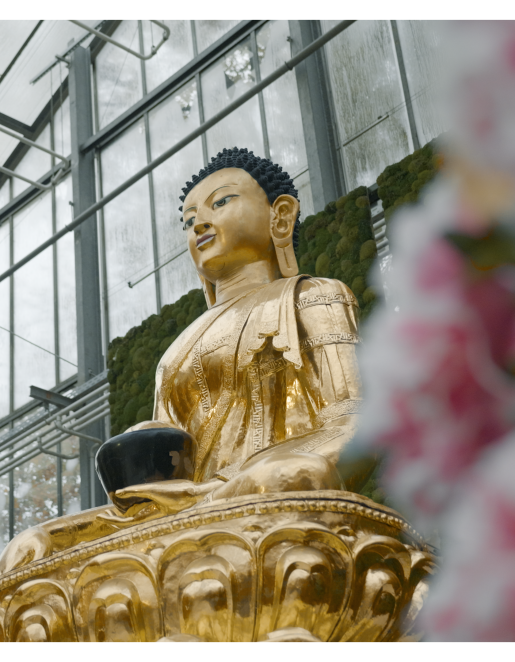 Eine goldene Buddhastatue in der botanika Bremen. 