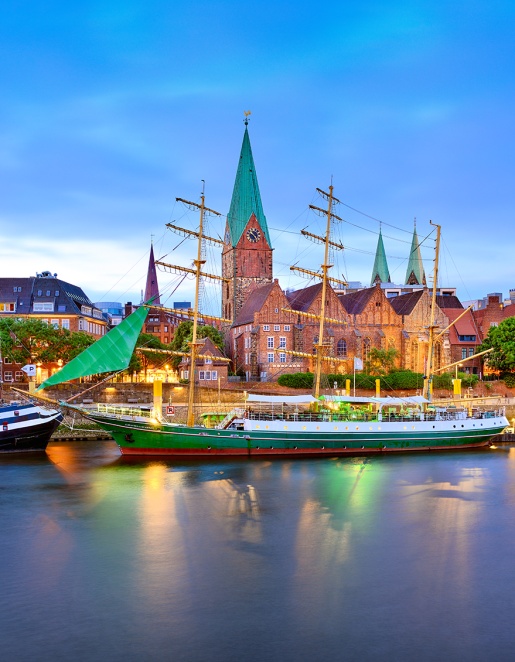 Das Schiff Alexander von Humboldt am Anleger vor der Martinikirche am Abend