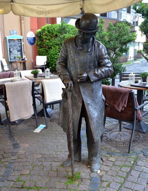 Statue zeigt Heini Holtenbeen mit Hut und Stock