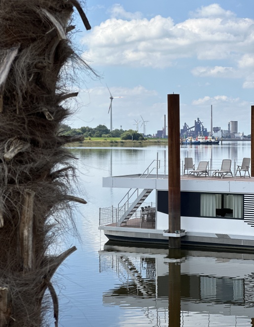 Zu sehen ist ein Hausboot des Lankenauer Höfts auf der Weser