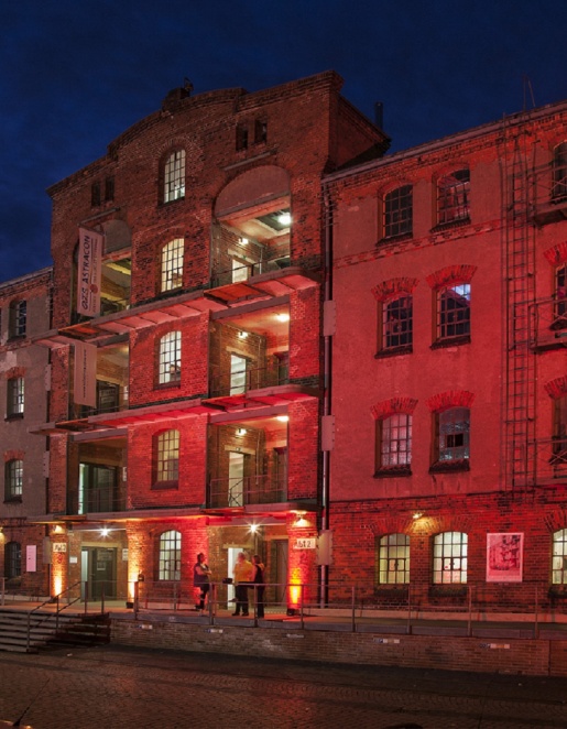 Das Hafenmuseum Bremen bei Nacht.