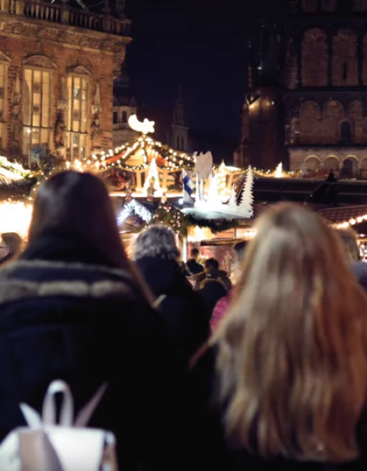 Eine Gruppe junger Frauen bummelt über den Bremer Weihnachtsmarkt