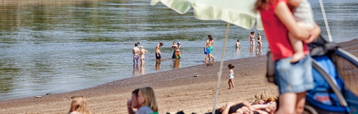 Kinder am Weserstrand und im Badebereich