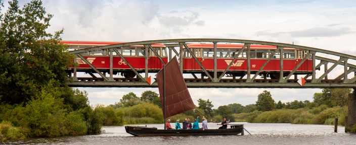 Moorexpress auf Brücke und Torfkahn auf der Hamme im Teufelsmoor