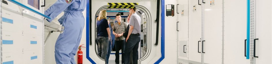 Besucher während einer Raumfahrt-Führung im Columbus-Modul bei Airbus