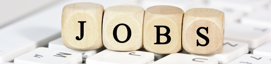 Vier Würfel mit den Buchstaben "JOBS" liegen auf einer Computertastatur (Quelle: fotolia / Marco2811)