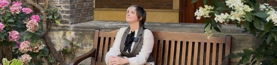 Ein Frau auf einer Parkbank