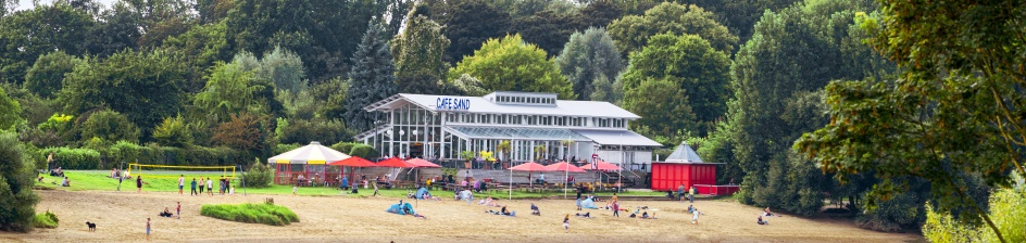Auf der anderen Weserseite liegt an einem kleinen Sandstrand ein Café.