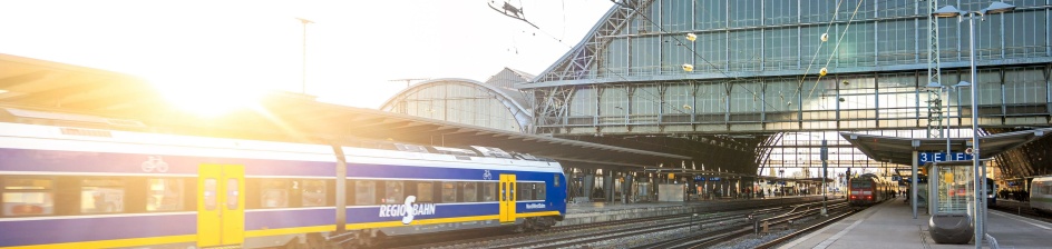 Eine Regionalbahn fährt in den Bremer Hauptbahnhof ein