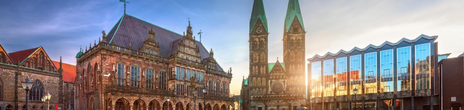 Panoramablick auf den Bremer Marktplatz. Zu sehen sind Rathaus, Dom und Bürgerschaft 
