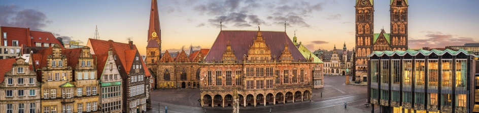 Ein Panoramablick auf den Bremer Marktplatz umringt von Rathaus, Dom, Bürgerschaft und historischen Gebäuden.