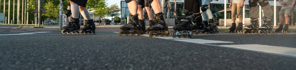 Das Foto zeigt Menschen, die bei der Bremer Skate Night teilnehmen.