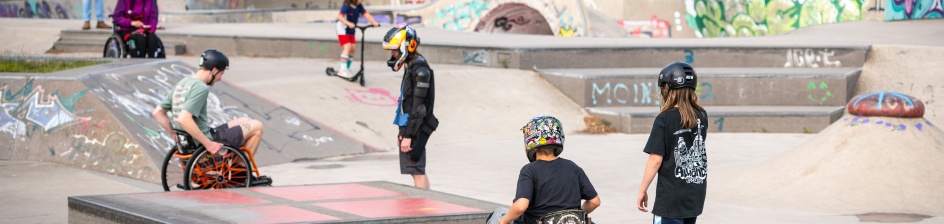 Personen im Rollstuhl auf der Skateanlage. 