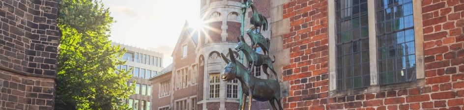 Die Bremer Stadtmusikanten im Sonnenlicht.