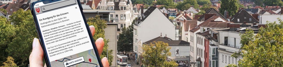 Hand hält Smartphone mit Audioguide-App über einer Stadtansicht mit Häusern, Straßen und viel Grün.