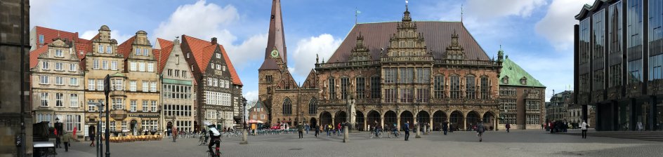 View of Bremen's market square with a view of the town hall