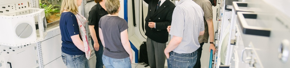 Eine Besuchergruppe erfährt im Modell des Columbus-Moduls bei Airbus Bremen viel Wissenswertes über das Leben im All