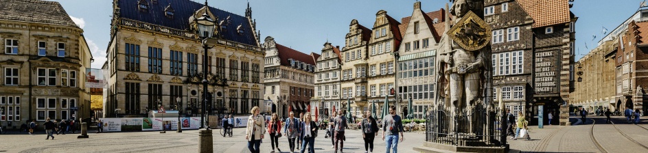 Eine Gruppe wird von einem Stadtführer über den Bremer Marktplatz geführt