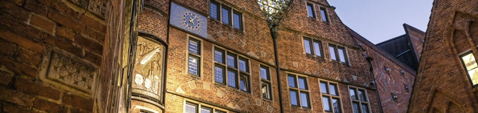 Das Haus des Glockenspiels in Bremens Böttcherstraße in abendlicher Atmosphäre
