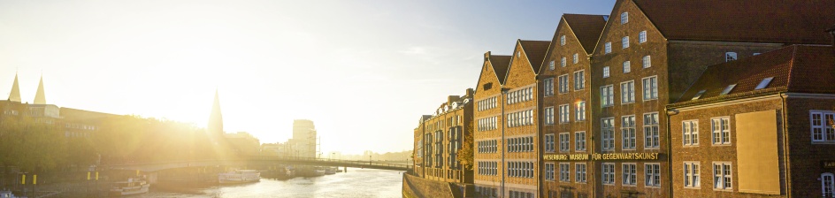 Gebäude stehen direkt an einem Fluss.