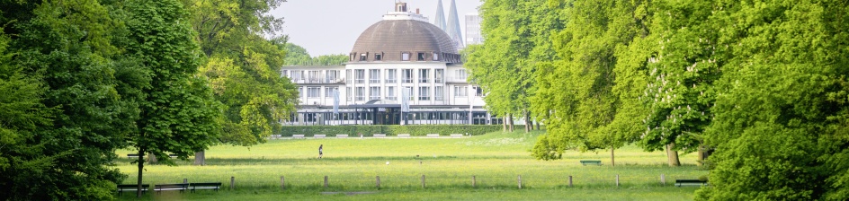 In the foreground is the Bürgerpark. In the background is the Park Hotel. 