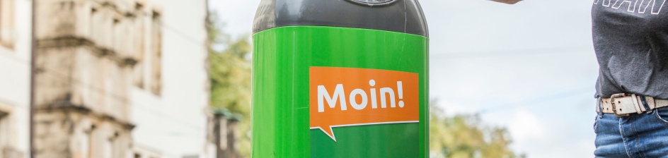 Ein Mülleimer wird richtig benutzt.