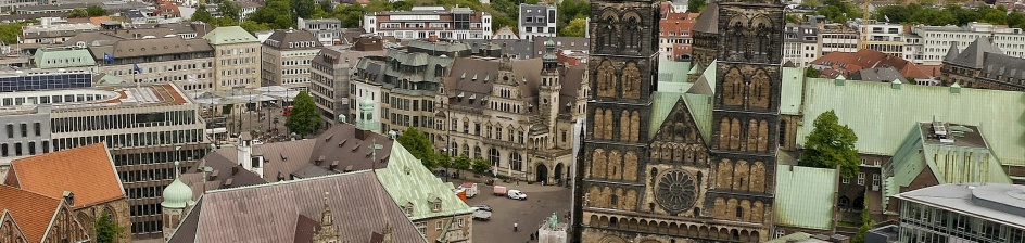 Luftaufnahme vom Marktplatz mit Rathaus, Dom und Bürgerschaft