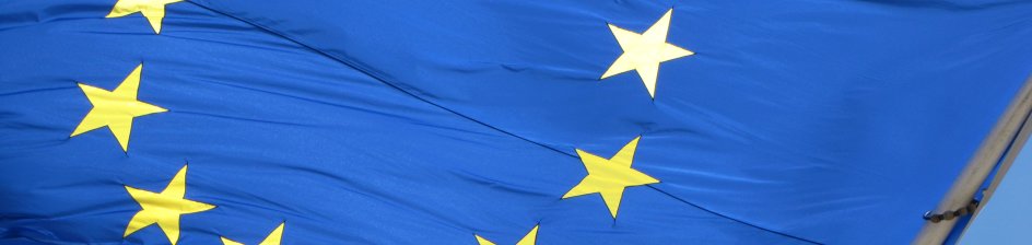 Eine blaue EU-Flagge mit den gelben Sternen des EU-Logos