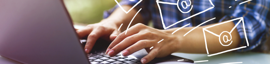 Eine Frau tippt auf einer Laptoptastatur, daneben Kaffeetasse und Smartphone und fliegende kleine Briefumschläge, die einen Newsletter darstellen sollen.