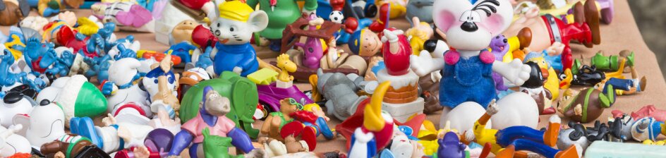 Bunte Spielfiguren auf einem Flohmarktstand; Quelle: Wirtschaftsförderung Bremen GmbH / Thomas Hellmann