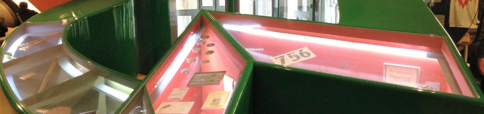 Zu sehen ist das grüne Werder-W als Vitrine im Werder-Museum.
