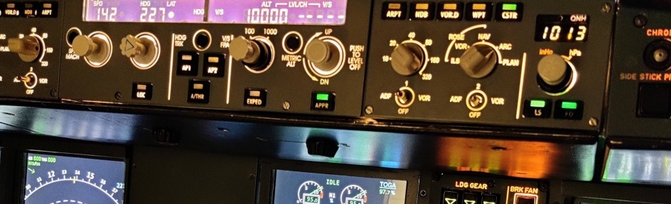 Viele Knöpfe, Schalter und bunte Anzeigen im Cockpit eines Flugzeugs.