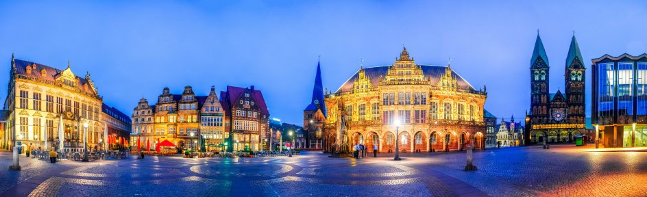 Nächtliche Aufnahme des Marktplatzes mit Schütting, Kaufmannshäusern, Liebfrauenkirche, Rathaus, Dom und einem Teil der Bürgerschaft