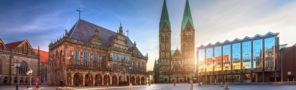 Panoramablick auf den Bremer Marktplatz. Zu sehen sind Rathaus, Dom und Bürgerschaft 