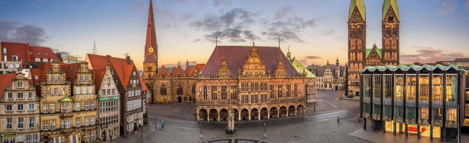 A panoramic view of Bremen's market square surrounded by the town hall, cathedral, parliament and historic buildings.