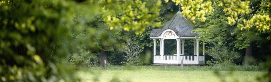 Der weiße runde Gerdespavillon im Bürgerpark.