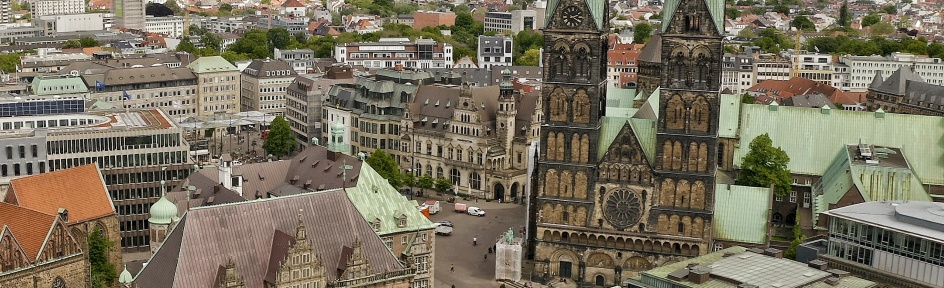 Luftaufnahme vom Marktplatz mit Rathaus, Dom und Bürgerschaft