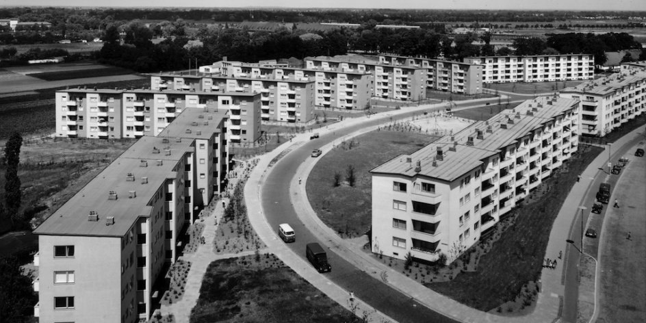 Blick auf eine Neubausiedlung mit Mehrfamilienhäusern, Schwarz-Weiß-Fotografie; Quelle: Hed Wiesner