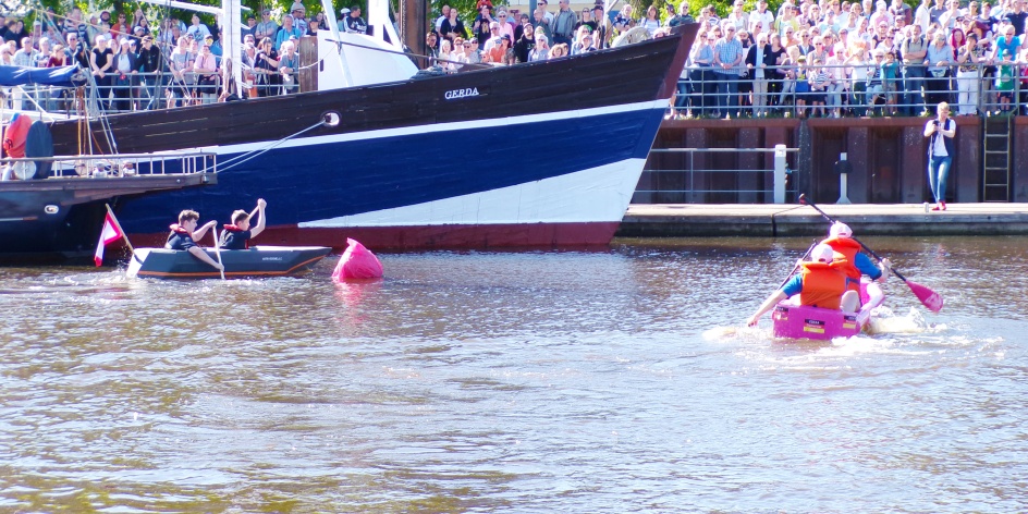 Boote im Museumshafen in Vegesack zur Pappbootregatta