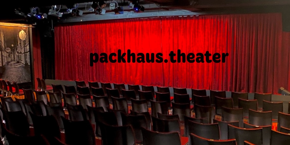Zuschauerraum des Packhaustheaters in Bremen mit Stuhlreihen und rotem Bühnenvorhang
