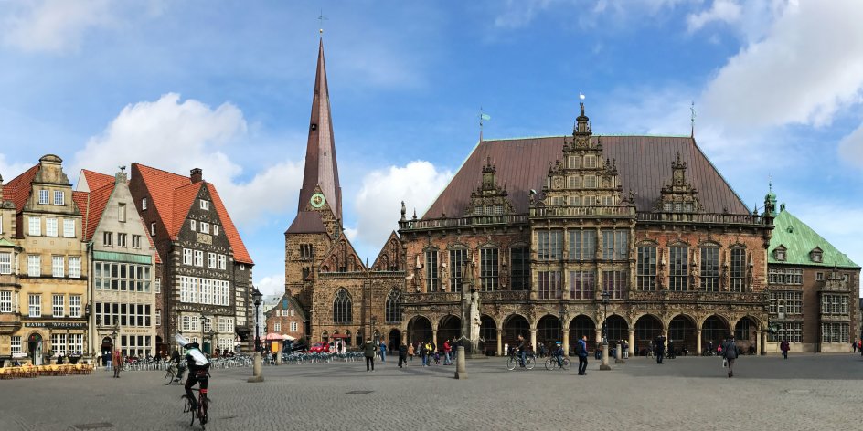 Der Marktplatz mit dem Rathaus in der Mitte und der Bürgerschaft auf der rechten Seite aus der Panoramaperspektive