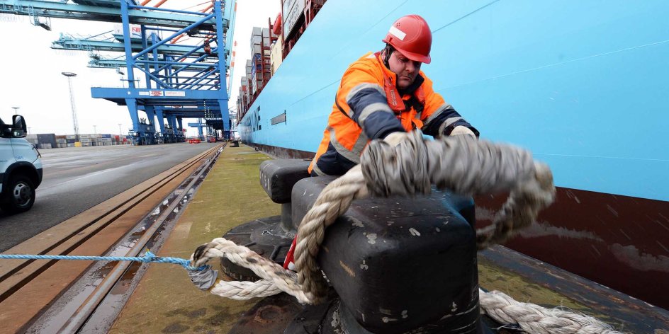 Die Morten Maersk wird von einem Hafenarbeiter am Container Terminal in Bremerhaven vertäut (Quelle: bremenports und BLG LOGISTICS)