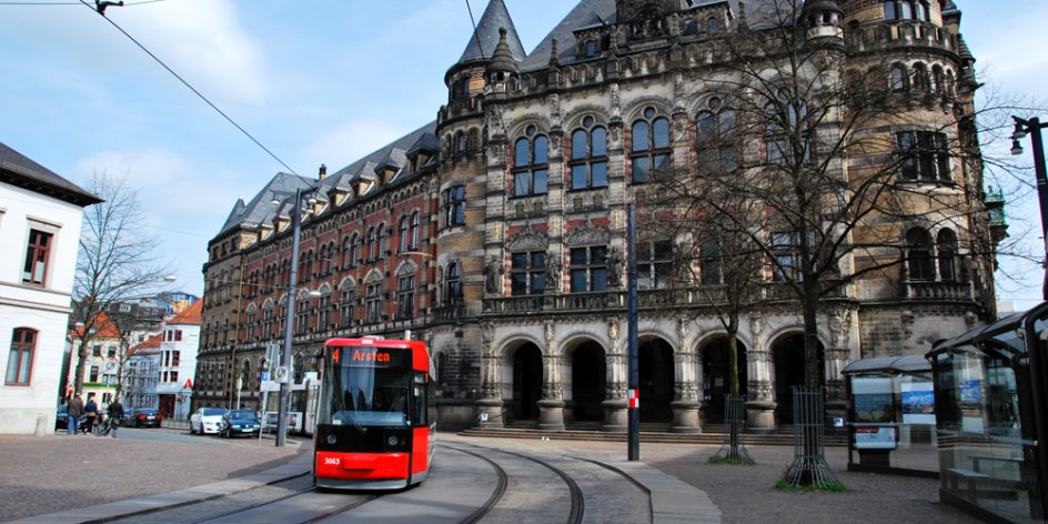  Eine Straßenbahn fährt Richtung Domsheide, im Hintergrund das Landesgericht 