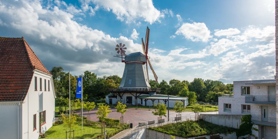 Die historische Windmühle in Arbergen von der Seite fotografiert.