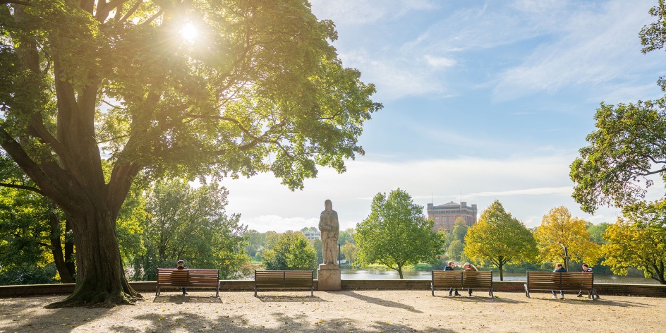 Die Altmannshöhe mit Parkbänken und der Skulptur "Mutter und Kinder". 