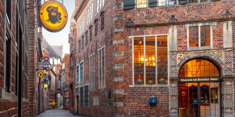 Eine Gasse mit Backstein-Architektur. 