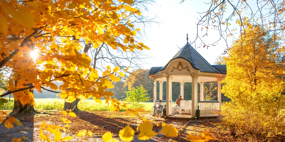 Eine Art Pavillon in herbstlicher Kulisse.