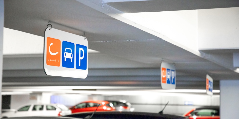 Ein Cambioschild hängt in einem Parkhaus.