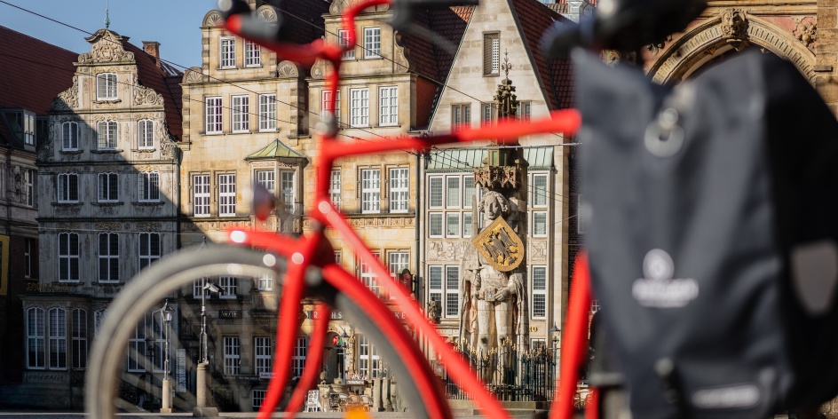 Ein rotes Fahrrad vor dem Roland.